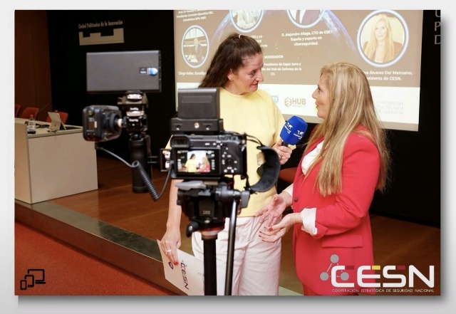 Entrevista audiovisual durante un acto del CESN