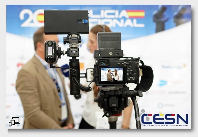 Equipo audiovisual grabando una entrevista en un evento del CESN