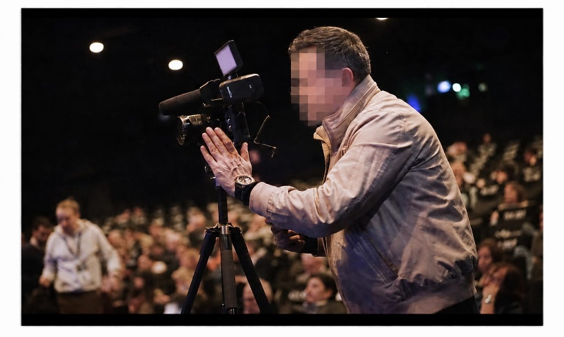 Fotógrafo profesional trabajando durante un evento